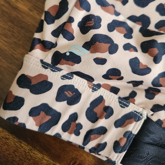 Fabletics Animal Print/Leopard Sports Bra - Medium - Picture 4 of 9